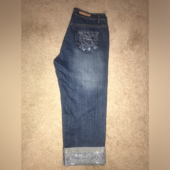 Cosmopolitan Capri Pants - Picture 2 of 4